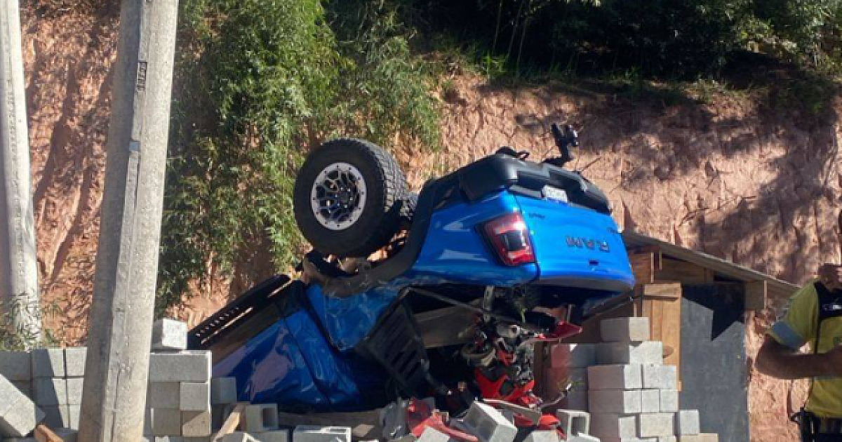 Veículo despenca de barranco na Avenida Yojiro Takaoka; motorista não se feriu