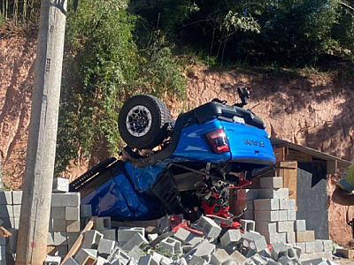 Veículo despenca de barranco na Avenida Yojiro Takaoka; motorista não se feriu
