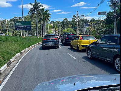 Av. Yojiro Takaoka tem tráfego lento na manhã deste domingo (30)