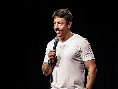 Humorista Renato Albani se apresenta em Barueri no sábado (19)