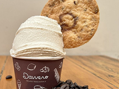 Davvero celebra o Dia do Café com gelato de café branco