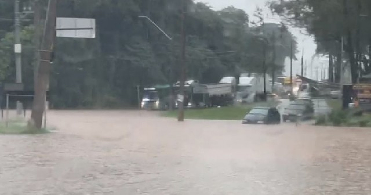 Após forte chuva na região de Aldeia da Serra, área próxima ao começo da serra fica alagada