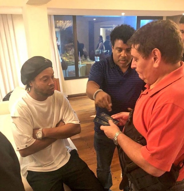 Ronaldinho Gaúcho é detido no Paraguai por suspeita de passaporte falso