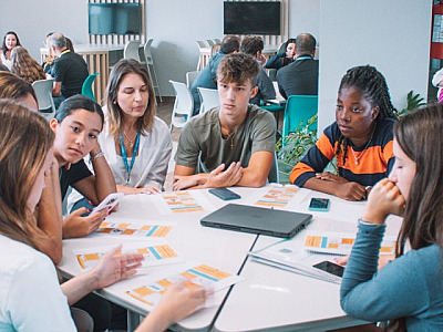 Educação bilíngue ganha força e amplia busca por formação global