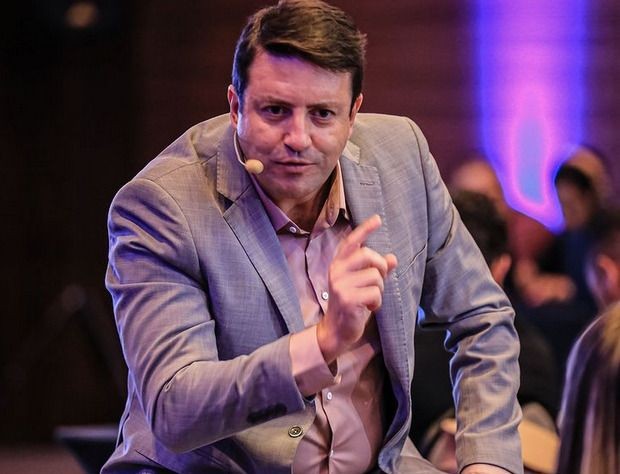 Elvis alfineta Tarcísio após reajuste nos pedágios