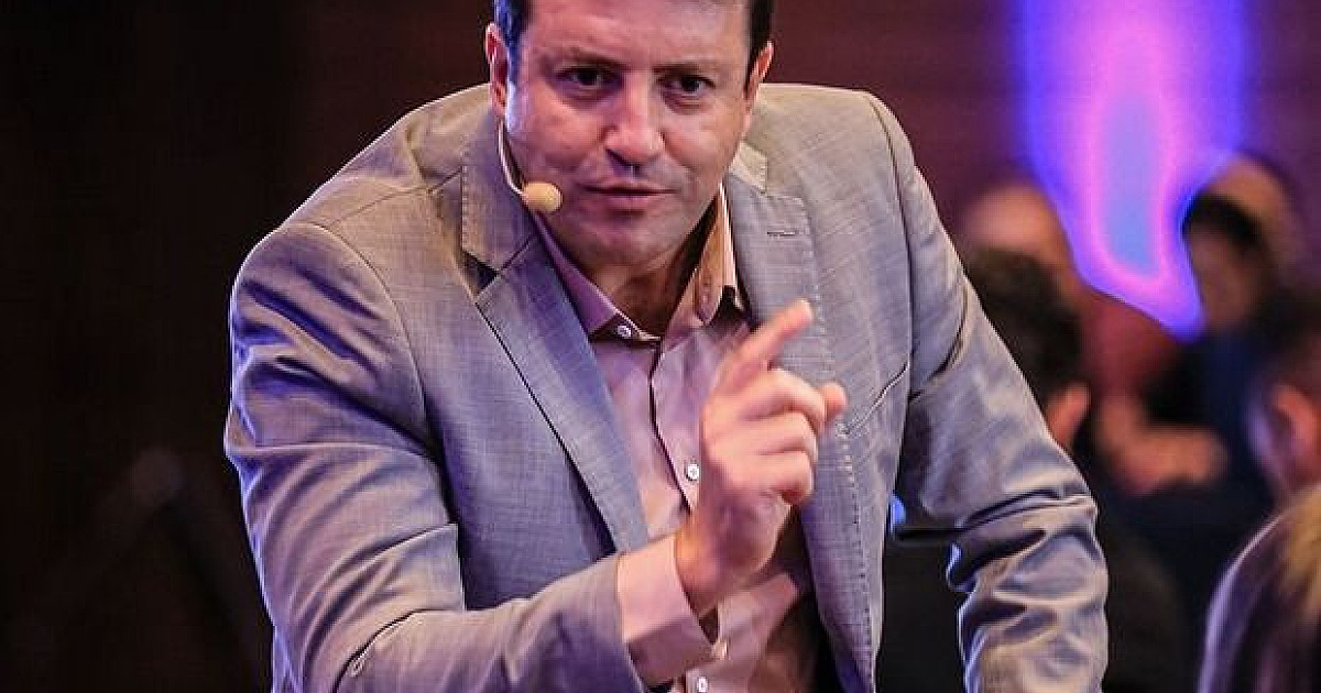 Elvis alfineta Tarcísio após reajuste nos pedágios