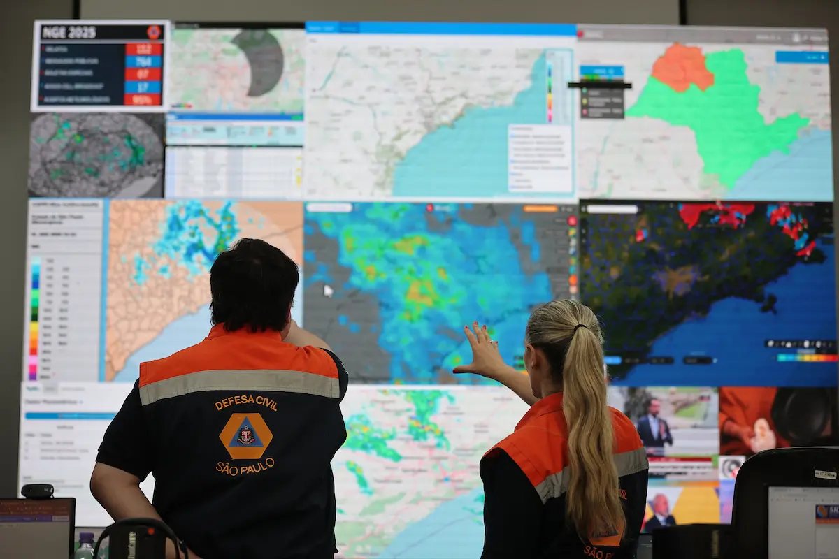 Frente fria avança e mantém chuva forte e risco elevado de transtornos no Estado de SP até terça (16)