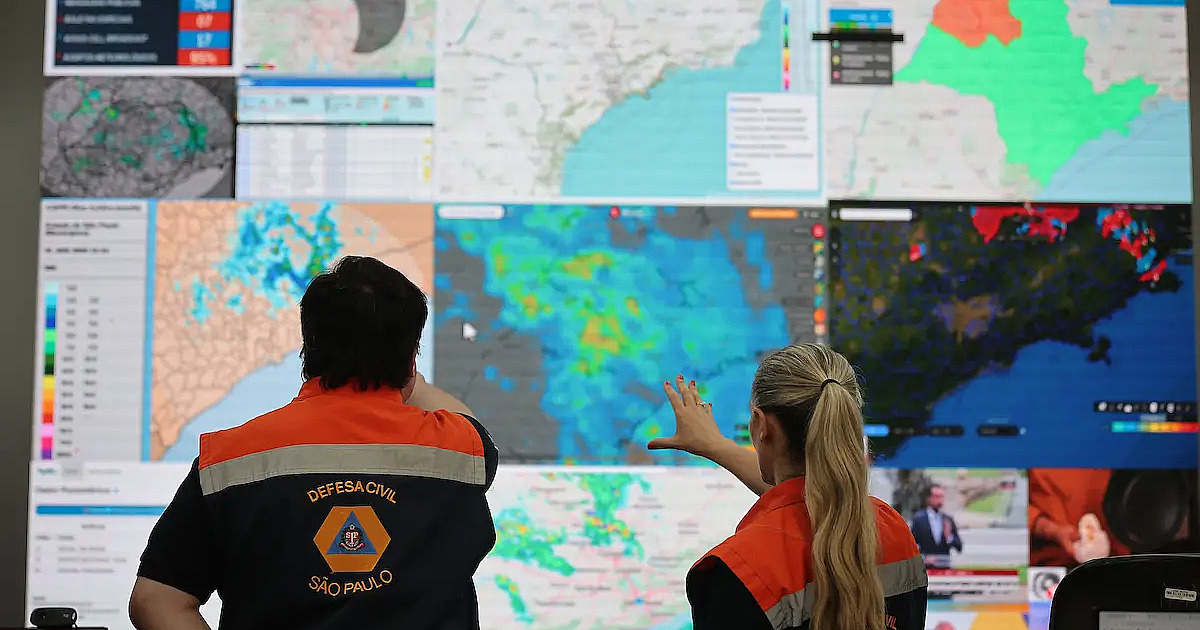Frente fria avança e mantém chuva forte e risco elevado de transtornos no Estado de SP até terça (16)