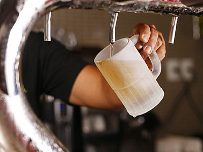 Happy Hour no Camarada Camarão conta com chopp a R$5,99