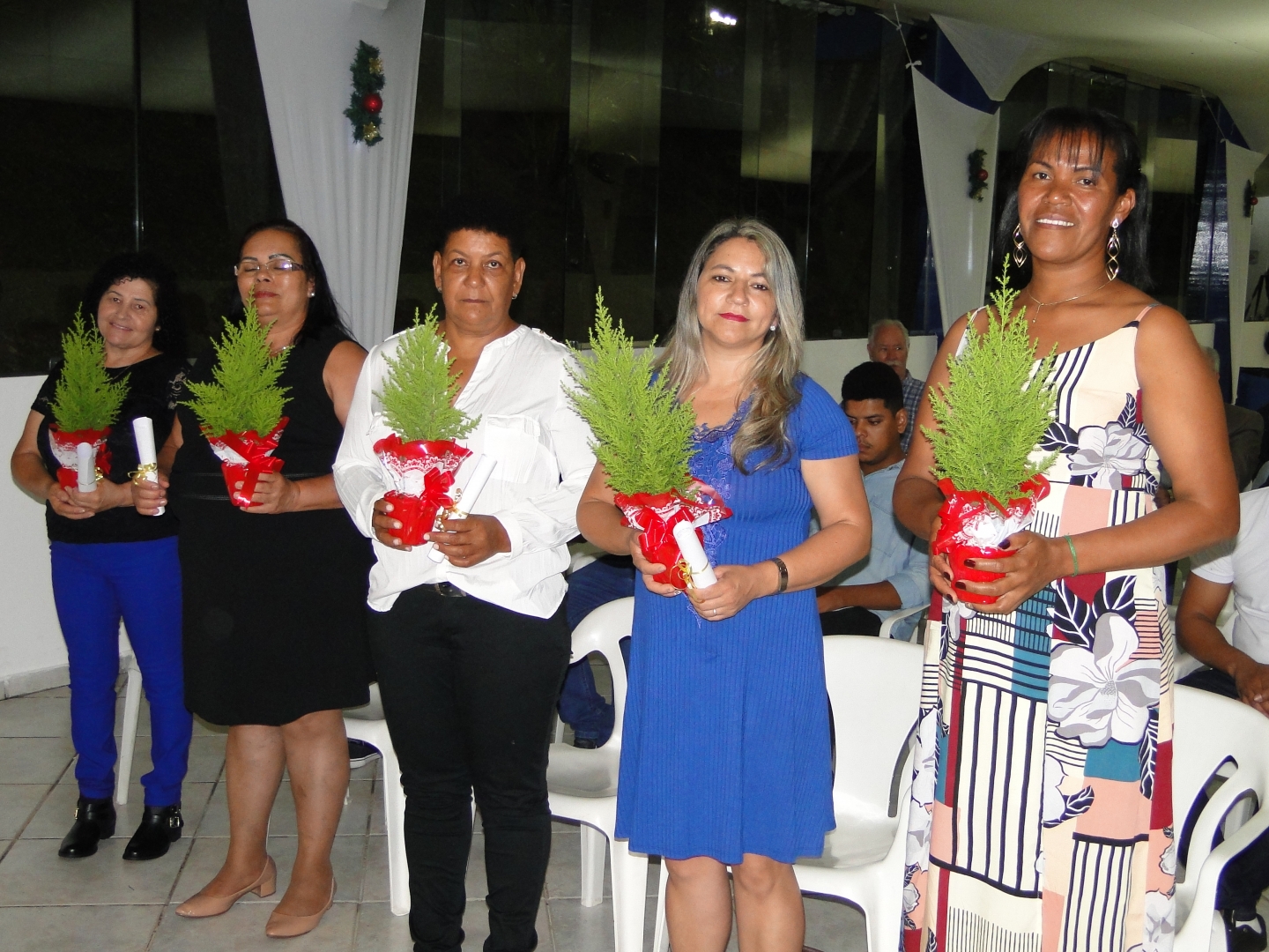 Rotary de Alphaville diploma formandos em projeto de alfabetização