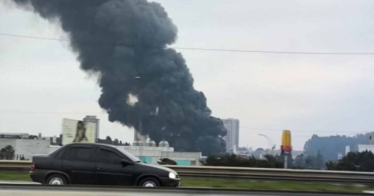 Tamboré: Bombeiros mantêm viatura para rescaldo em galpões incendiados e retifica informação sobre v
