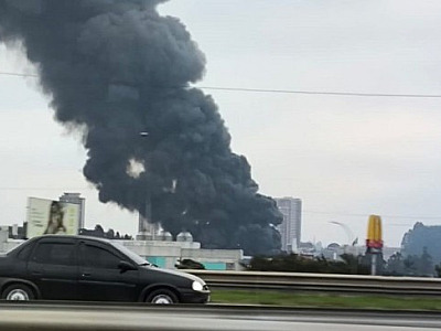Tamboré: Bombeiros mantêm viatura para rescaldo em galpões incendiados e retifica informação sobre v
