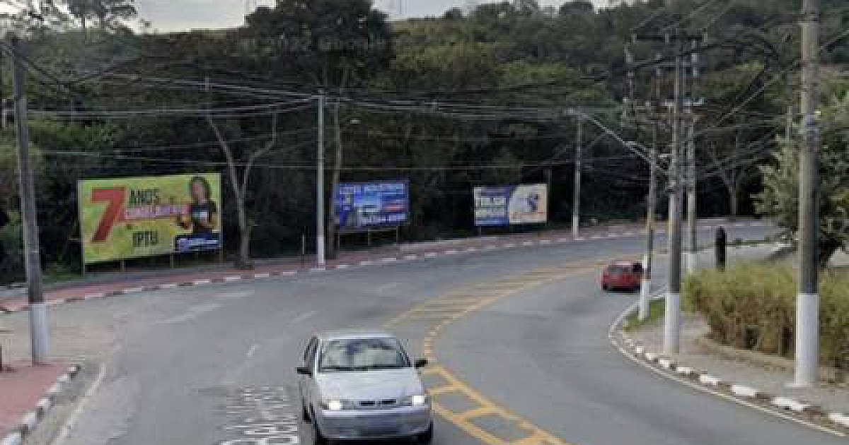 Caminhão tomba na Estrada Municipal Bela Vista e motorista sofre ferimentos leves