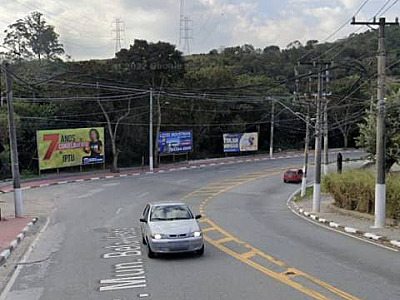 Caminhão tomba na Estrada Municipal Bela Vista e motorista sofre ferimentos leves