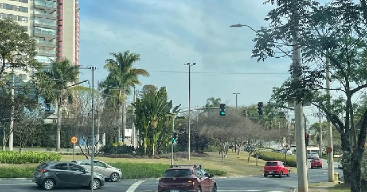 Após reclamações, Barueri vai monitorar semáforo em Alphaville