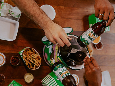 Cabana Burger celebra aniversário com lançamento de produtos personalizados