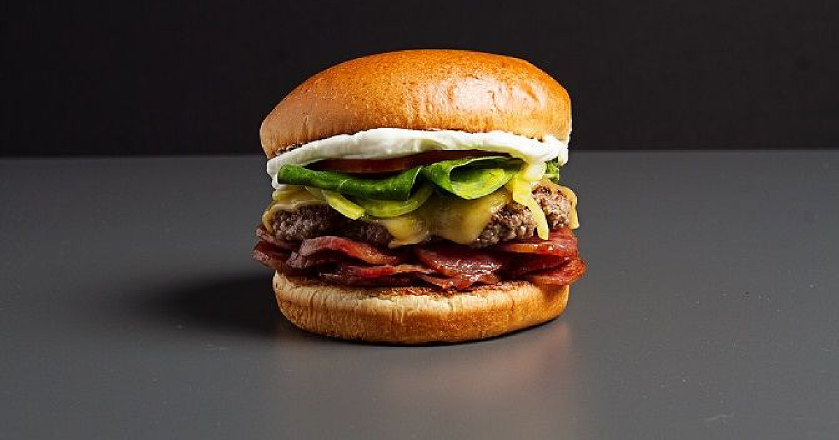 Bullguer lança sanduíches em parceria com Dani Calabresa