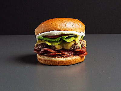 Bullguer lança sanduíches em parceria com Dani Calabresa