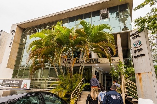 Motorista de táxi é encontrado morto em posto de combustível em Alphaville