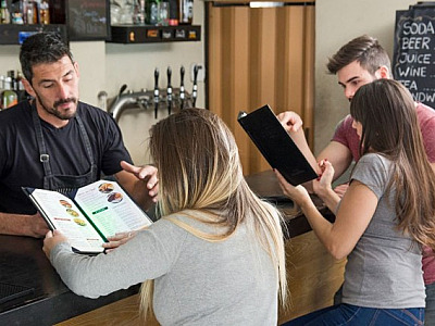 Refeição fora de casa pode ficar até 10% mais cara com taxação de Trump