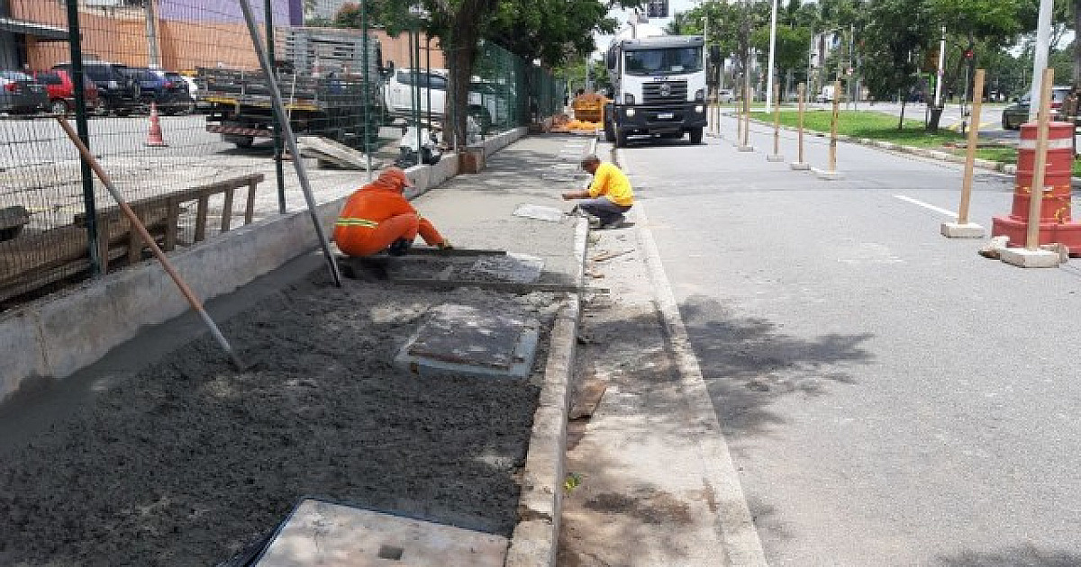 Prefeitura de Barueri realiza obra para a reconstrução de calçada na Al. Andrômeda