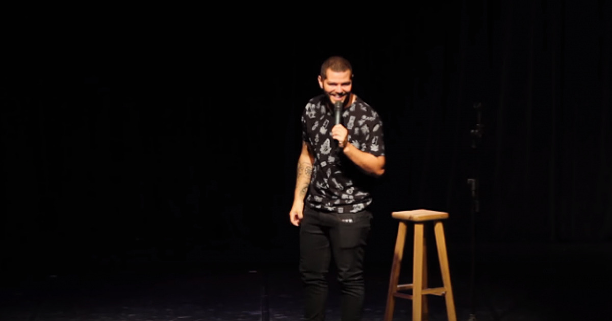 Humorista Victor Sarro se apresenta em Barueri em agosto