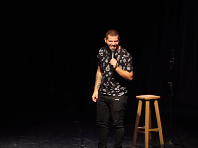 Humorista Victor Sarro se apresenta em Barueri em agosto