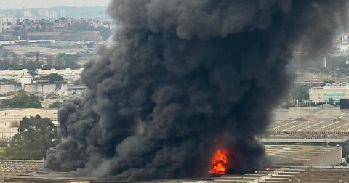Incêndio atinge galpões no Centro Empresarial Tamboré