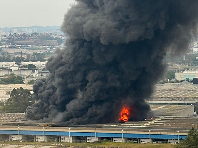 Incêndio atinge galpões no Centro Empresarial Tamboré