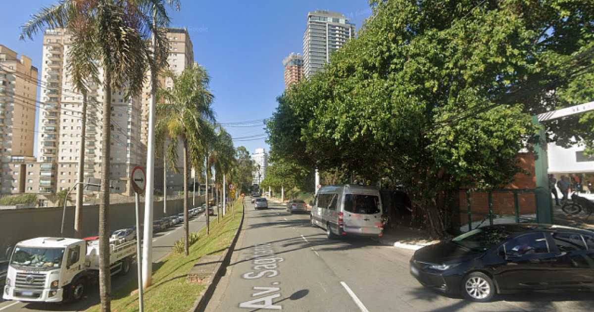 Falta de poda de árvores preocupa moradores da Av. Sagitário, em Alphaville