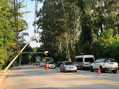 Acidente envolvendo ônibus bloqueia pistas da Via Parque sentido Santana de Parnaíba
