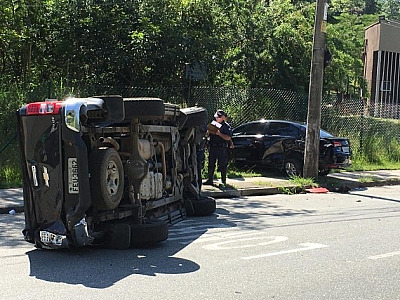 Caminhão perde freio e atinge mais de 10 veículos em Alphaville