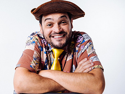 Humorista Matheus Ceará apresenta seu novo show "Meta a mão que o dedo é pouco" em Barueri