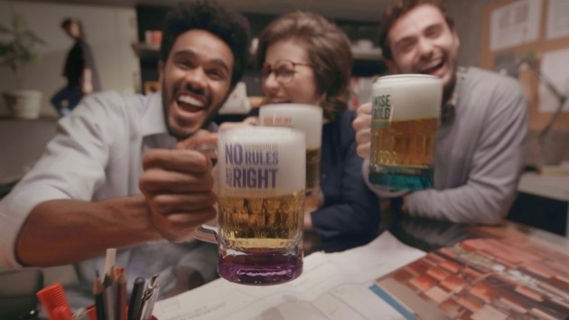 Outback presenteia os clientes com suas famosas canecas em seis cores diferentes