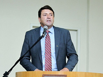 Elvis trocou de partido, mirou governo e terminou com o grupo sem mandato