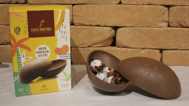 Coco Bambu lança ovo de páscoa em parceria com a Cacau Show