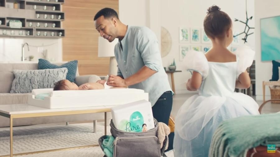 Após reclamação de pai viralizar, Pampers instala 5 mil trocadores de fraldas em banheiros masculino