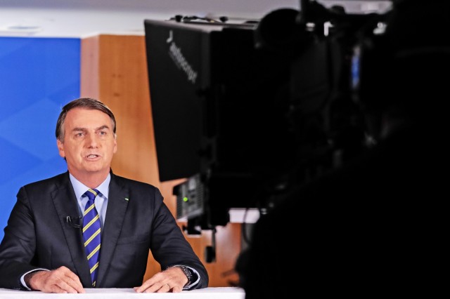 Disputa sobre isolamento fortalece prefeitos e prejudica Bolsonaro, diz pesquisa