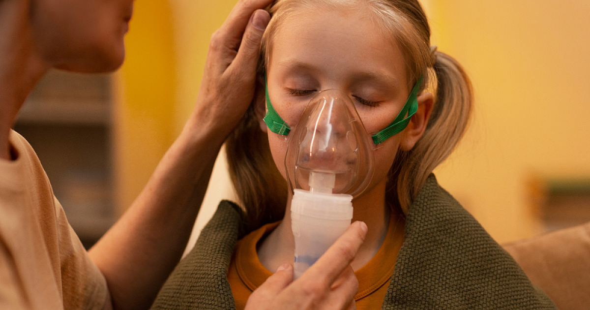 Covid-19 não desapareceu e casos continuam ocorrendo, alerta médico