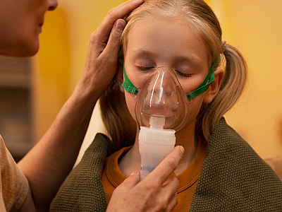 Covid-19 não desapareceu e casos continuam ocorrendo, alerta médico