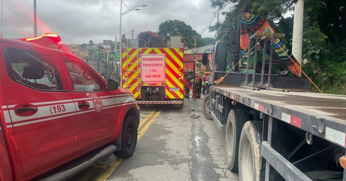 Aeronave de pequeno porte cai em Barueri na tarde desta terça-feira (20)