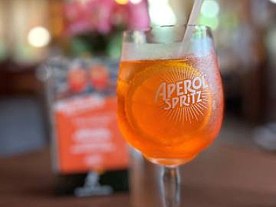 La Cucina Piemontese e Santi oferecem Aperol Spritz em dobro