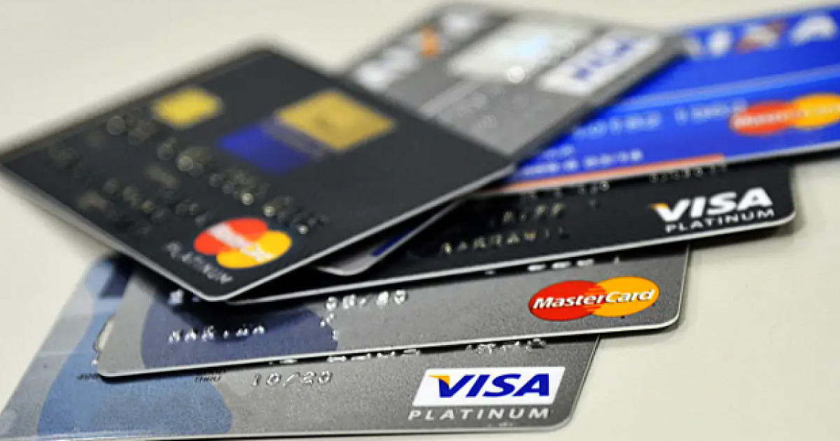 Juros do cartão de crédito sobem a 449,9% ao ano