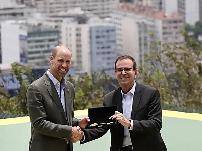 Príncipe William visita Pão de Açúcar e recebe chave da cidade do Rio