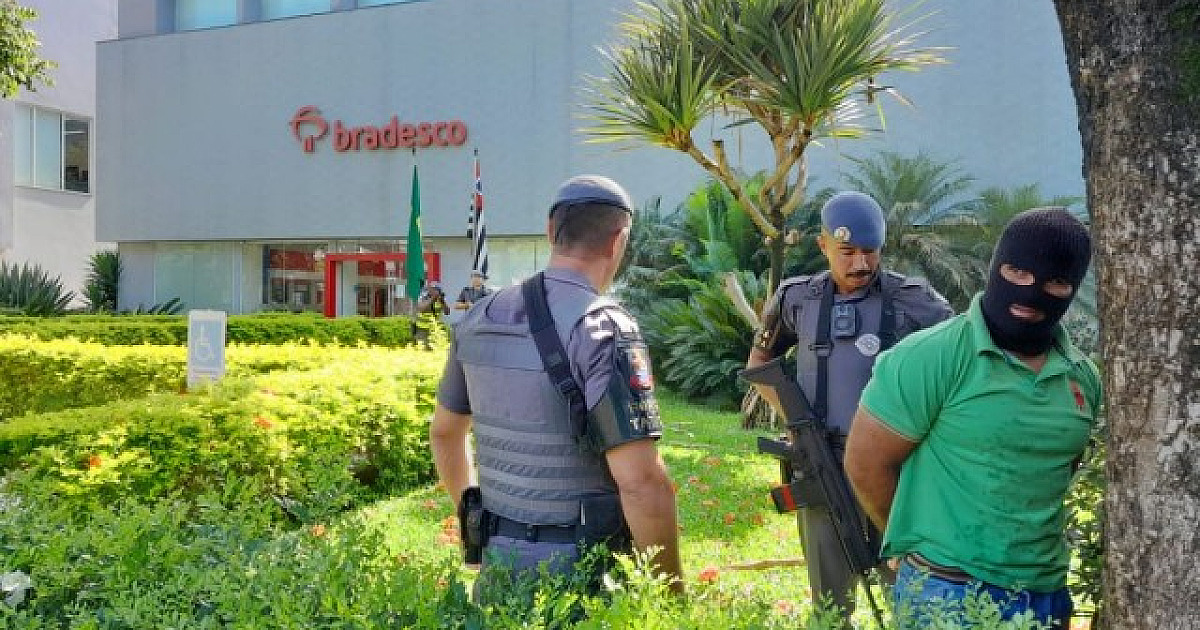 Polícia Militar realiza simulação de ocorrência de roubo a banco em Alphaville