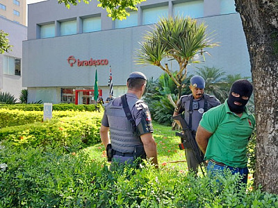 Polícia Militar realiza simulação de ocorrência de roubo a banco em Alphaville