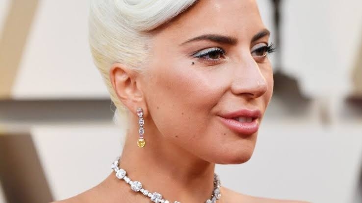 Lady Gaga financia projetos em escolas vítimas de massacres nos EUA