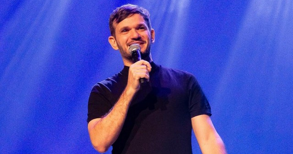 Padre Patrick apresenta seu show "Fora da Caixinha" na Praça das Artes