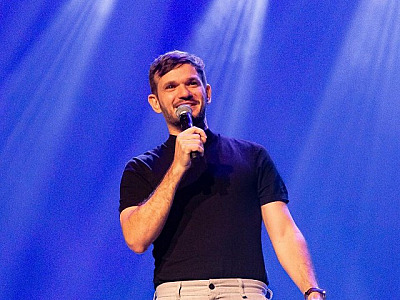 Padre Patrick apresenta seu show "Fora da Caixinha" na Praça das Artes