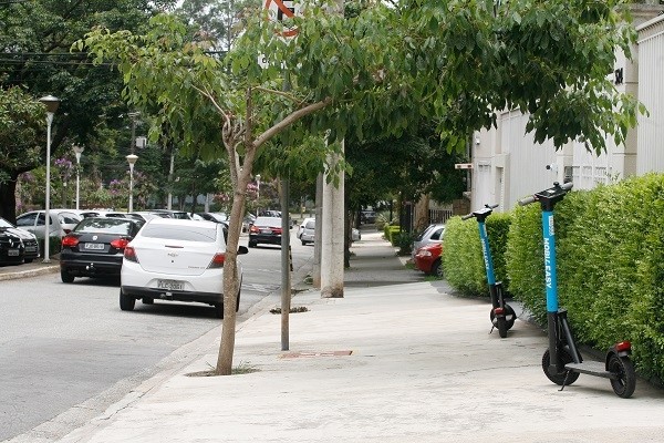 Por falta de lei, patinetes são recolhidos no bairro